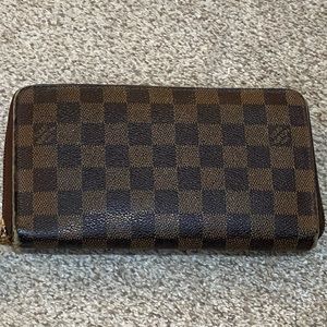 Louis Vuitton - Damier Ebene Zippy Wallet